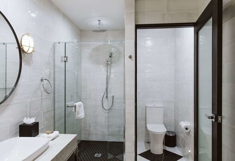 هتل Doubletree By Hilton Wellington