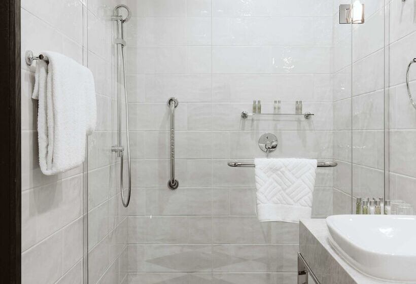 هتل Doubletree By Hilton Wellington