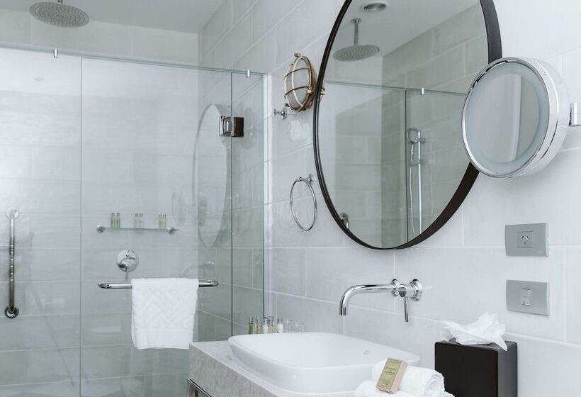 هتل Doubletree By Hilton Wellington