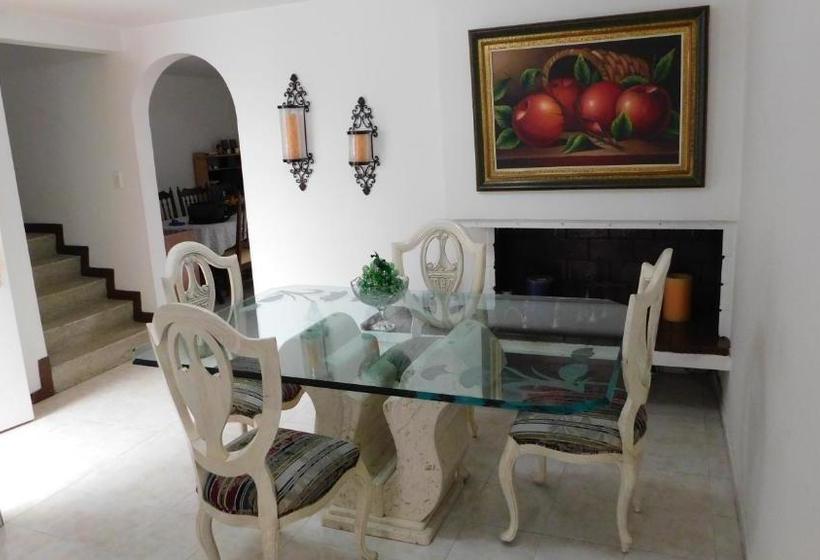 تختخواب و صبحانه Hostal Familiar La Alborada