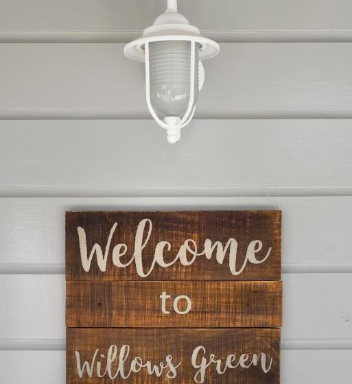 تختخواب و صبحانه Willow S Green