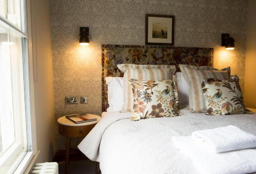 تختخواب و صبحانه The Legh Arms Prestbury