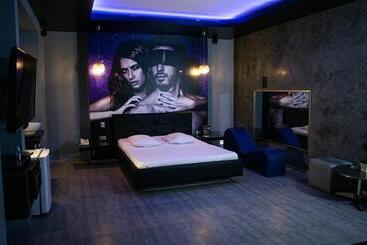 هتل Orei Private Suites Adult Only