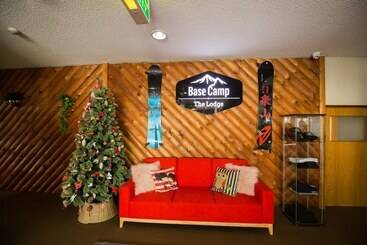 استراحتگاه Base Camp The Lodge