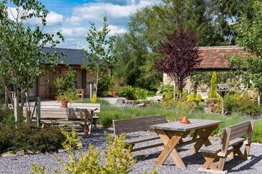 تختخواب و صبحانه Widbrook Barns