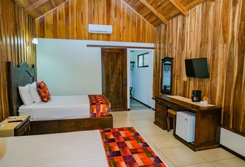 هتل Arenal History Inn