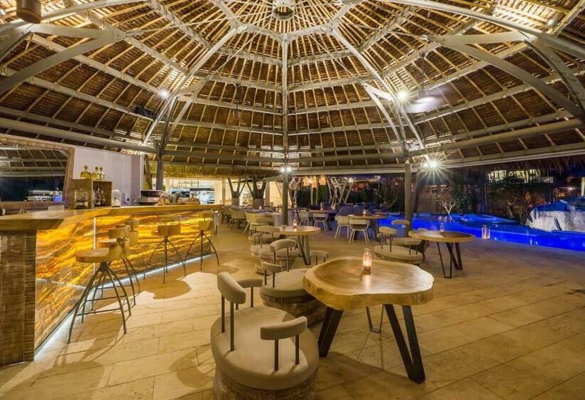 استراحتگاه Treehouse Villas   Adults Only