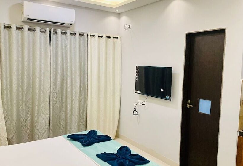 استراحتگاه Monarch Suites