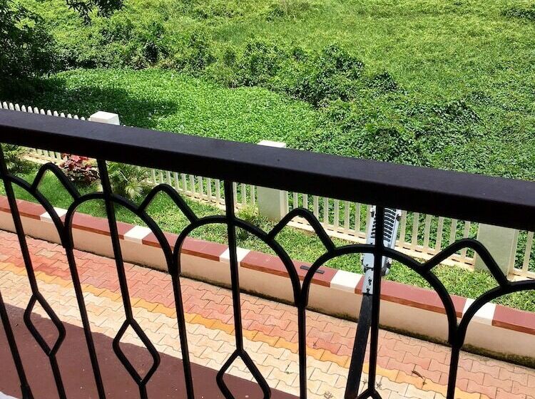 استراحتگاه Monarch Suites