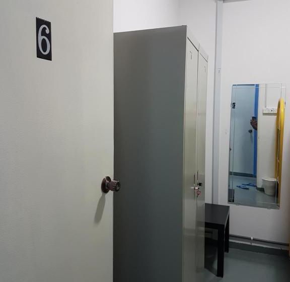 فندق صغير Spot On 89834 Blue District Backpackers