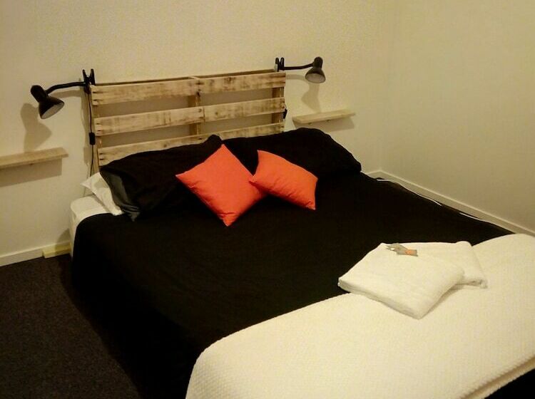 هاستل The Bouncing Lamb Backpackers