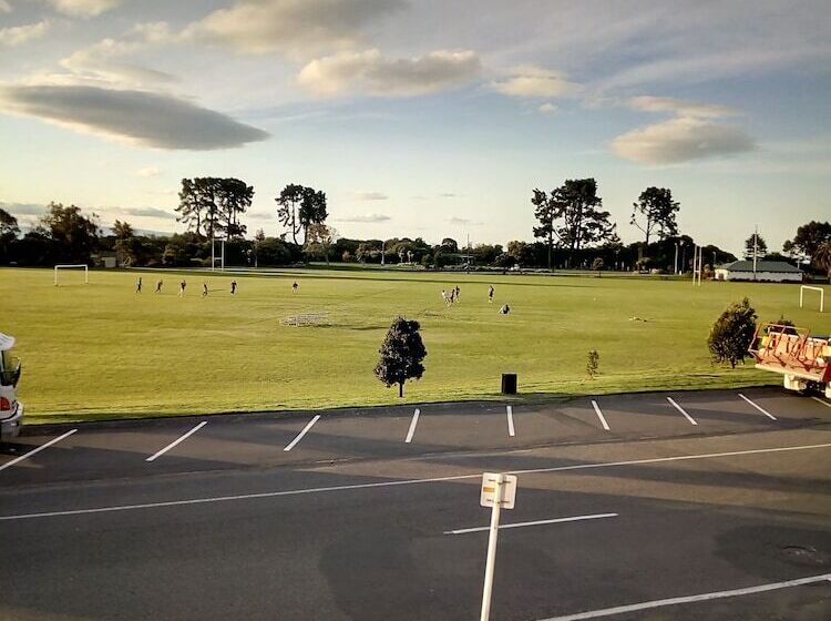 هاستل The Bouncing Lamb Backpackers