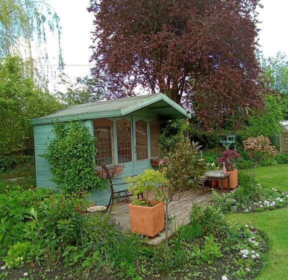 مبيت وإفطار White Cottage B And B