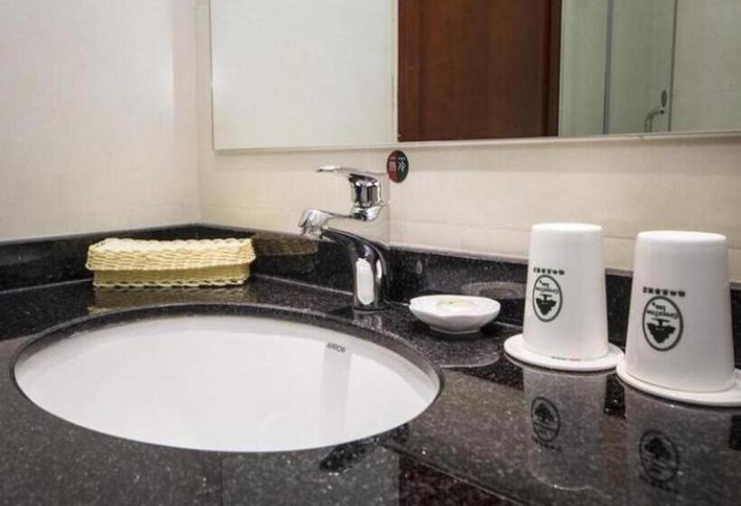 هتل Greentree Inn Qinhuangdao Railway Station Square Express