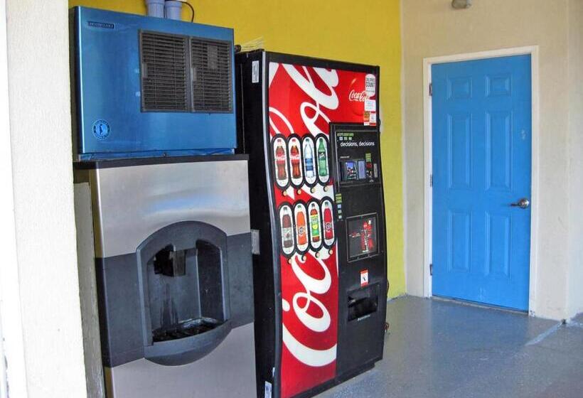 모텔 Relax Inn & Suites