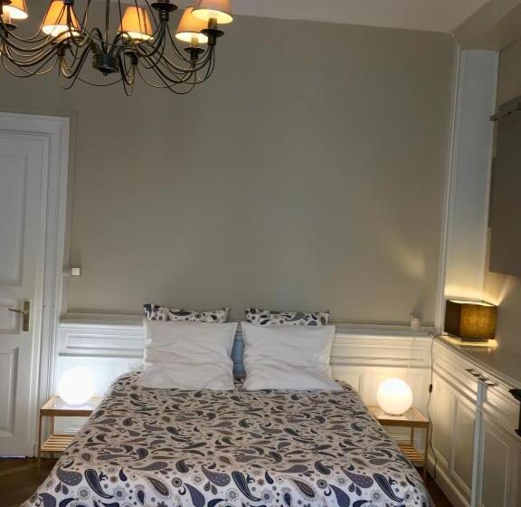 住宿加早餐  La Maison De Famille