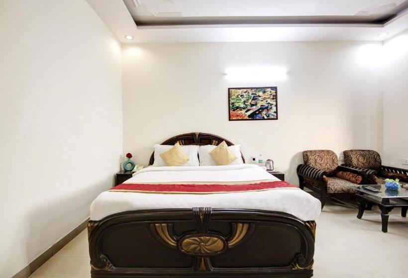 Отель Mint City Center Suites