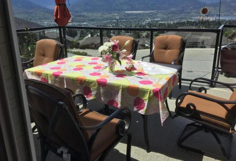 تختخواب و صبحانه Rowena's Retreat
