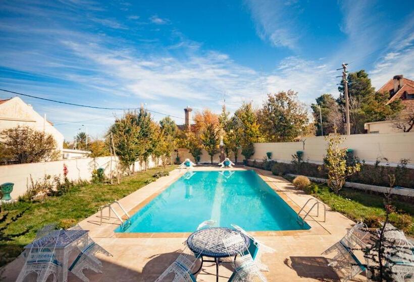 تختخواب و صبحانه Villa Pomme D'or