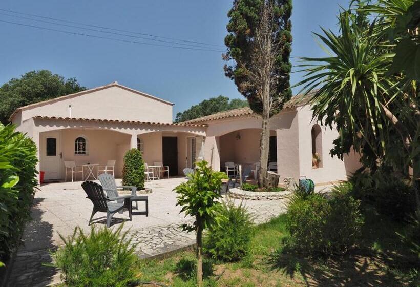 تختخواب و صبحانه Domaine De Foresta