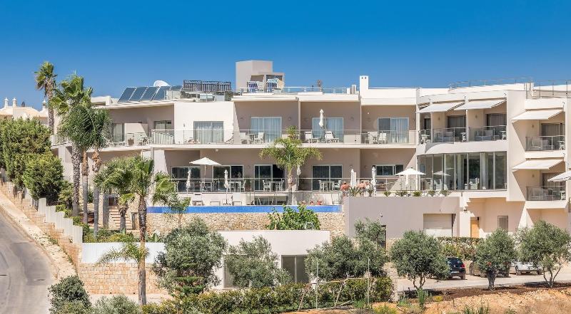 هتل Caneiros Luxury House & Suites