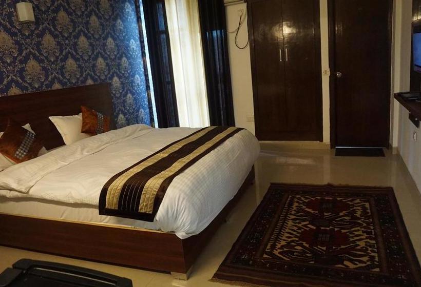 Отель Niketan Mezbaan Suites