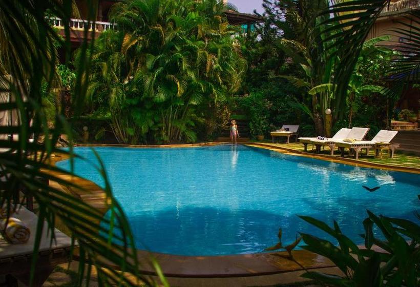 Отель Papa Jolly Eco Resort Near Morjim Beach
