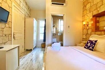 تختخواب و صبحانه Maison D Azur Alaçatı