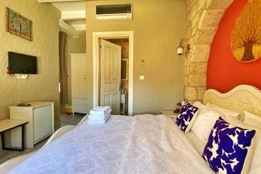 تختخواب و صبحانه Maison D Azur Alaçatı