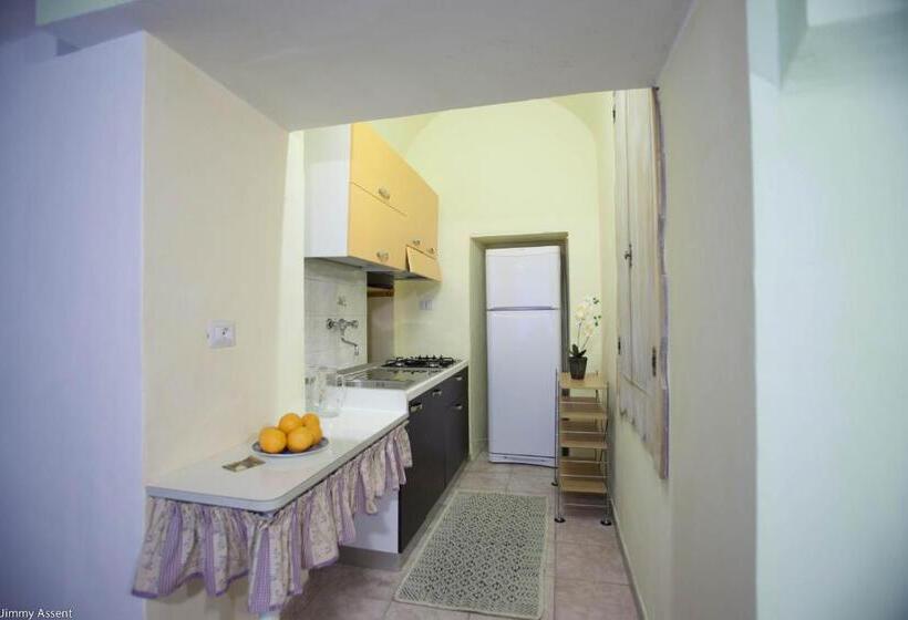 تختخواب و صبحانه Sassari In
