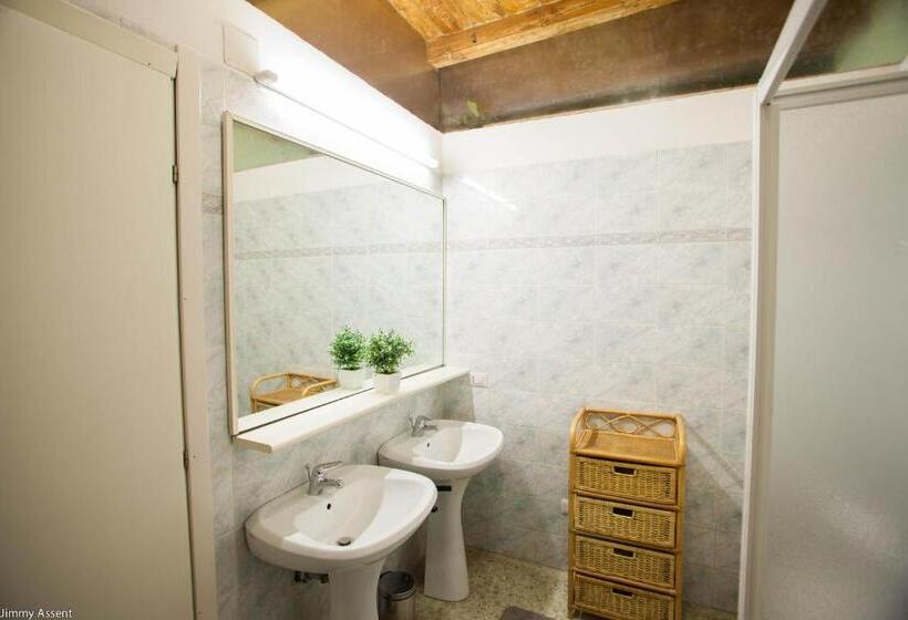 تختخواب و صبحانه Sassari In