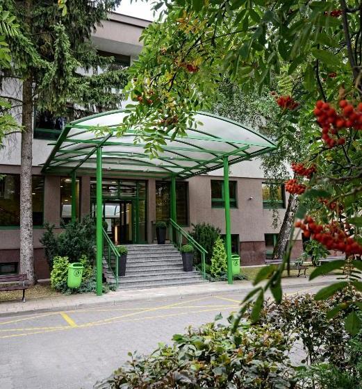 فندق Green Park Conference Centre