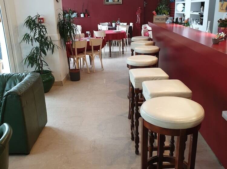 هتل Hôtel Restaurant Les Oceanides