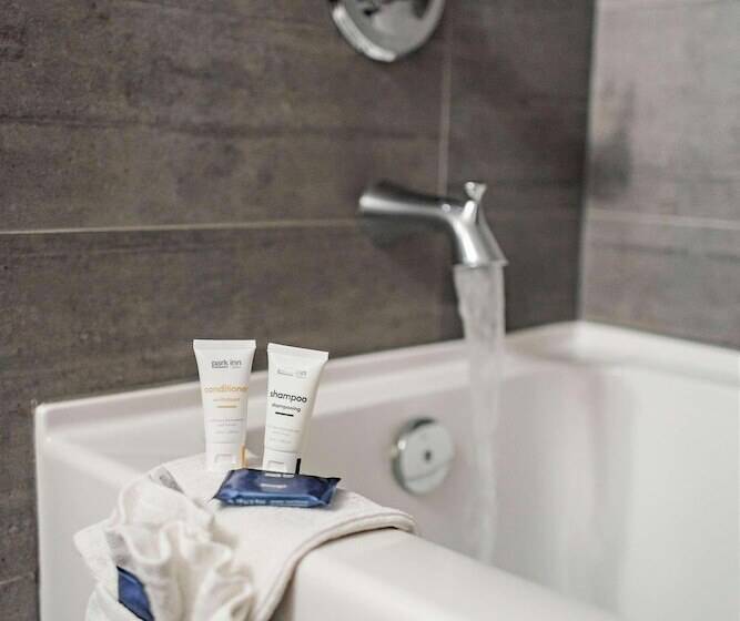 هتل Park Inn By Radisson Edmonton Airport