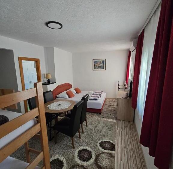 تختخواب و صبحانه Guest House Nana