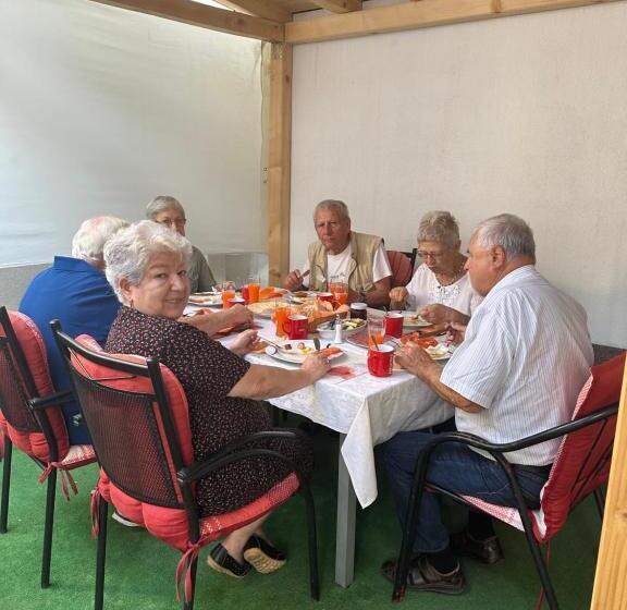 تختخواب و صبحانه Guest House Nana