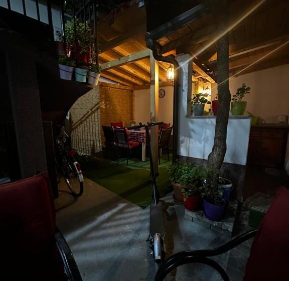 تختخواب و صبحانه Guest House Nana
