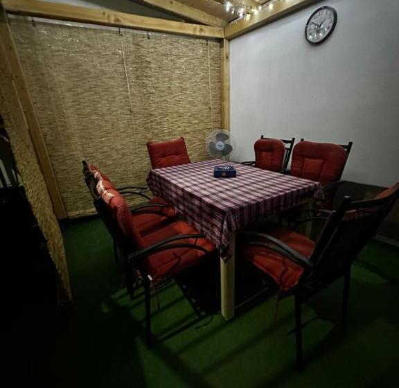 تختخواب و صبحانه Guest House Nana