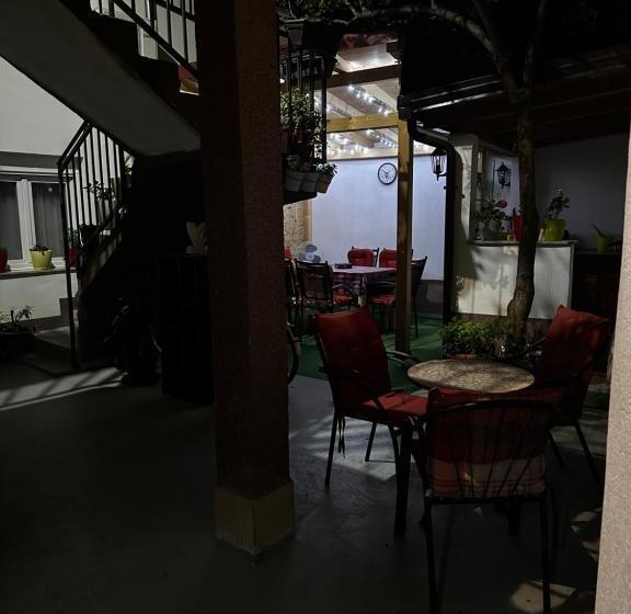تختخواب و صبحانه Guest House Nana