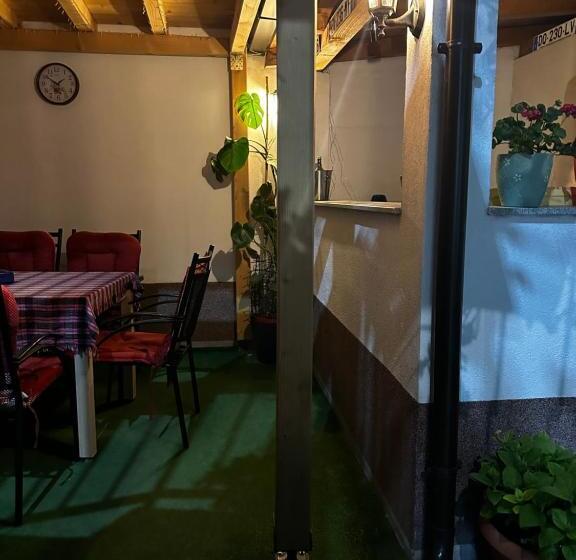 تختخواب و صبحانه Guest House Nana