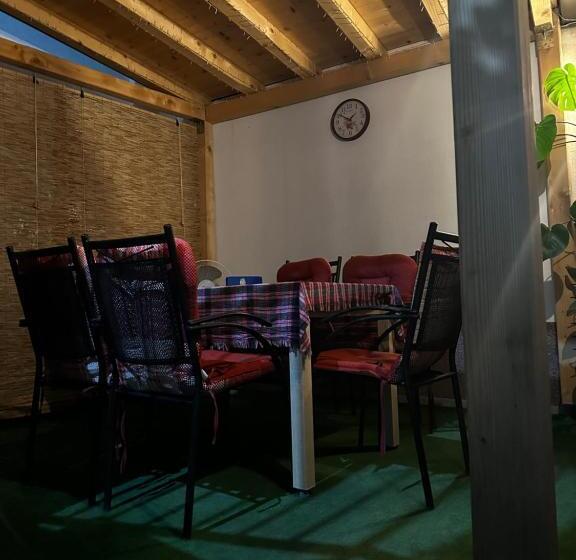 تختخواب و صبحانه Guest House Nana