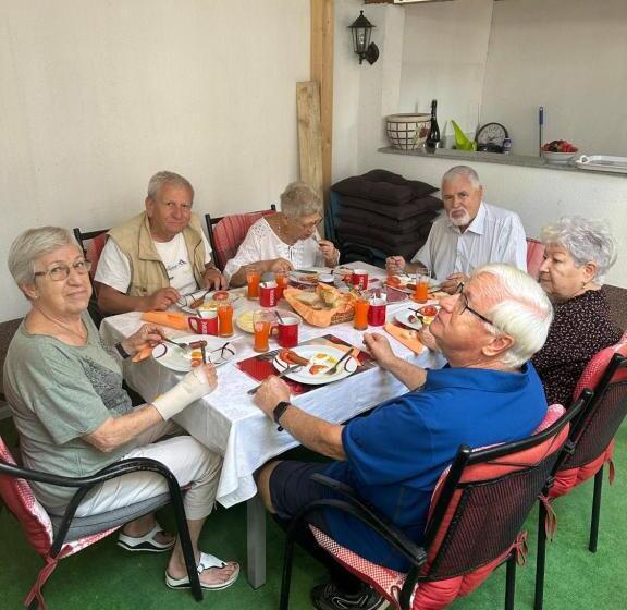 تختخواب و صبحانه Guest House Nana