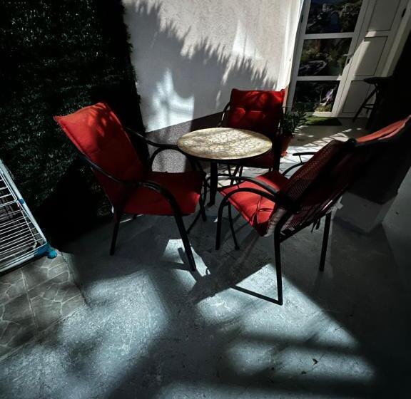 تختخواب و صبحانه Guest House Nana