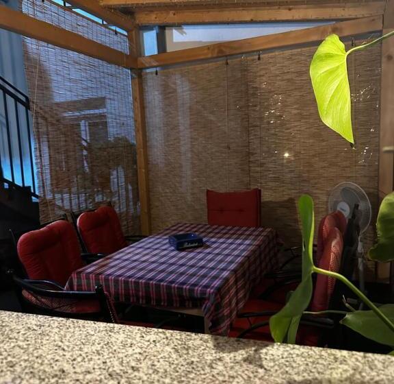 تختخواب و صبحانه Guest House Nana