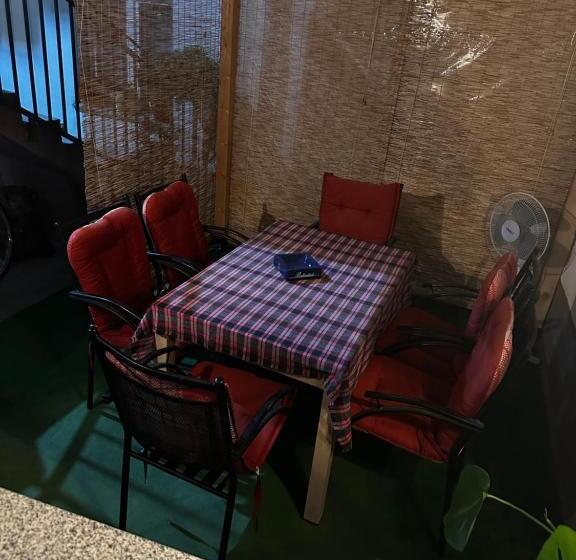 تختخواب و صبحانه Guest House Nana