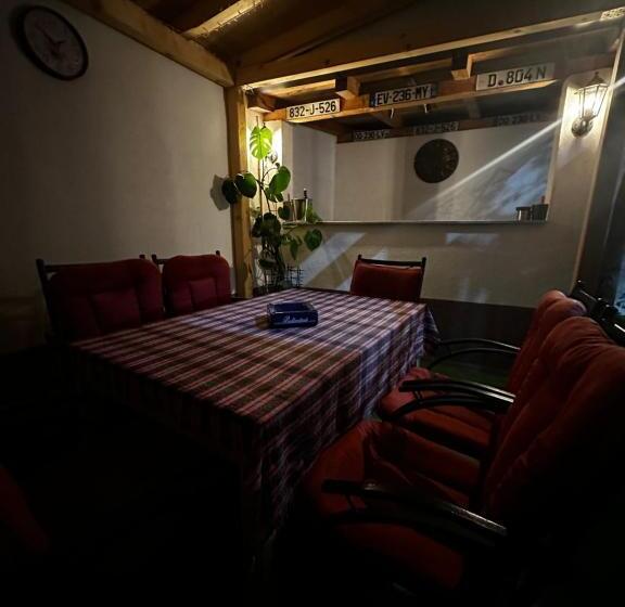 تختخواب و صبحانه Guest House Nana