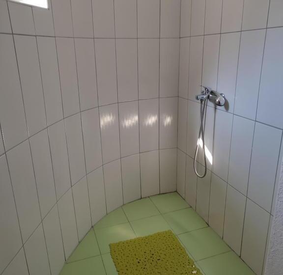 تختخواب و صبحانه Guest House Nana