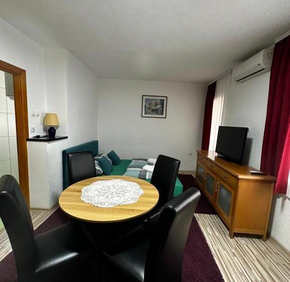 تختخواب و صبحانه Guest House Nana