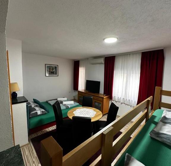 تختخواب و صبحانه Guest House Nana