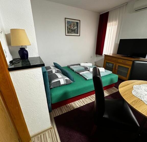 تختخواب و صبحانه Guest House Nana